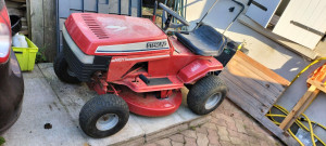 Photo de galerie - Remise en état d'un tracteur tondeuse, courroies, roulements de palier, vidange, bougie, filtre à air, nettoyage du carburateur 
