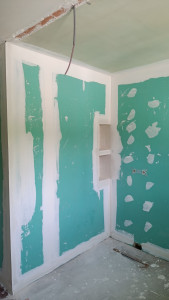 Photo de galerie - Création d'une niche dans une salle de bain – Photo avant la pose de la faïence.

Cette photo montre la préparation de la niche avant les finitions. Une étape essentielle pour garantir un résultat esthétique, solide et durable.