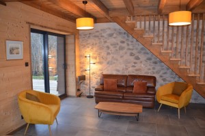 Photo de galerie - Rénovation mur en pierre apparente, luminaire, bois, décoration etc