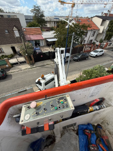 Photo de galerie - On a aussi une nacelle c’est super efficace pour traitement de toiture ou nettoyage