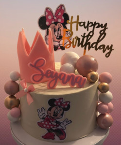 Photo de galerie - Layercake thème Minnie / Mollycake vanille / ganache montée vanille / curd fraise maison /fraises fraîches / couverture du gâteau crème béton chocolat blanc 