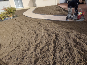 Photo de galerie - Préparation pour semi pelouse et aller gravillonnée sur dalle stabilisatrice avec bordure souple . 