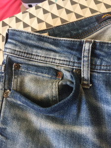 Photo de galerie - Réalisation de cache de poches d’un jeans 