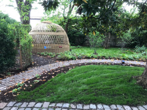 Photo de galerie - Création cabane pour enfant avec osier vivant,tonte gazon