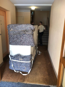 Photo de galerie - Préparatif avant monter a l'étage d'une Baignoire Balnéo (140kg)