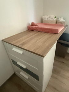Photo de galerie - Création d'un meuble à langer sur mesure à partir d'un meuble IKEA, avec fabrication et découpe d'un plan de travail sur mesure pour un rendu parfaitement adapté à l'espace.