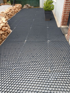 Photo de galerie - Stabilisation par dalles alvéolées, remplissage au gravier du coloris que vous souhaitez