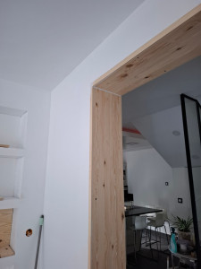 Photo de galerie - Habillage en bois entrée salon à Saint-Genest-Lerpt