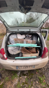 Photo de galerie - Possédant une clio 2 sans siège arrière je peux vous débarrassez de tout types de debarras, gravats, déchets verts, meubles…