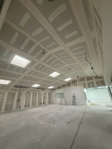 Photo de galerie - Réalisation des bandes à joint (calicot) et application des enduits sur murs et plafonds. Préparation complète des supports en vue des finitions, pour des surfaces lisses et prêtes à peindre.