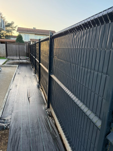 Photo de galerie - Pose de clôture chez un client plus sont habillage 