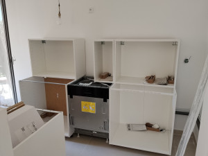 Photo de galerie - Montage des caissons de cuisine.