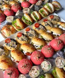 Photo de galerie - Plateaux salées : mini burger , mini pizza , mini wraps , ni sandwich…. 
