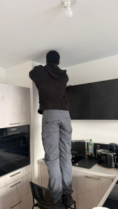 Photo de galerie - Nettoyage en profondeur d’une cuisine : plans de travail, surfaces hautes, dépoussiérage et remise en état. Travail appliqué et soigné.