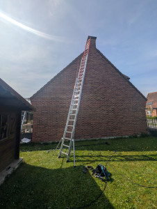 Photo de galerie - L'antenne râteau cerclée autour de la cheminée a été retirée avec succès sans aucune casse.