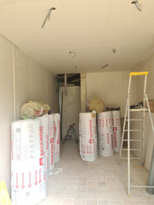 Photo de galerie - Pose d'isolation et de cloisons sèches après passage des réseaux électrique et sanitaire