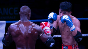 Photo de galerie - Cliché réalisé depuis les gradins lors du gala de muay thaï d'Hazebrouck