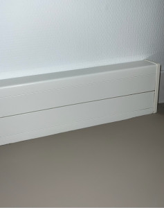 Photo de galerie - Décapage de la colle sur plinthes PVC (APRÈS) 