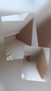Photo de galerie - Fabrication et pose d'une porte trapèze pour rangement 