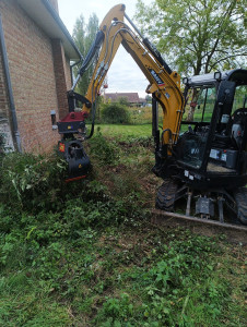 Photo de galerie - évacuation des végétaux à la pince sur mini pelle 