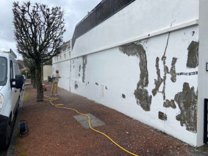 Photo de galerie - Nettoyage au Karcher, pose d’agrafes dans les fissures