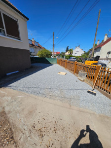 Photo de galerie - Décaissement 10t de terre puis mise en pierre 