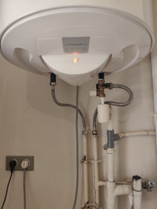 Photo de galerie - Changement de cumulus (chauffe eau)
groupe de sécurité et flexible 
purge de circuit 