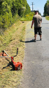 Photo de galerie - Débroussaillage des abords de route et nettoyage du terrain. Coupe de l’herbe, végétation et broussailles pour remettre les bordures au propre et dégager les accès. Travail réalisé proprement avec évacuation des déchets verts.
