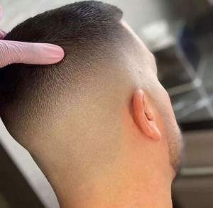Photo de galerie - Bonjour à tous. Vous souhaitez une coupe de cheveux soignée sans vous déplacer ? Je vous propose mes services de coiffure pour hommes directement à votre domicile.
✂️Coupes modernes et classiques
?Taille et entretien de la barbe
?Déplacement à domicile 