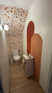 Photo de galerie - Murs repeint en blanc, pose de papier peint + création de deux arches avec de la peinture texturé 