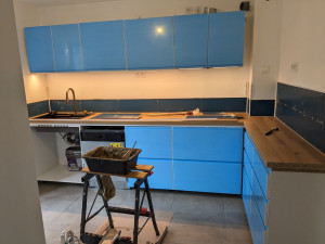 Photo de galerie - Montage des meubles et pose de crédence en cours.