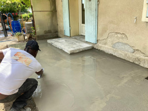 Photo de galerie - Dale a béton, préparation du support pour poser du carrelage (travertin)