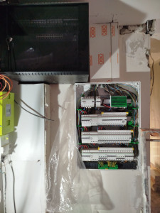 Photo de galerie - Câble baie informatique et une petite armoire électrique dans un restaurant 