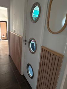 Photo de galerie - Installation du hublot pour éclairage couloir