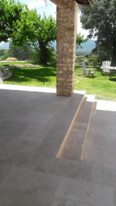 Photo de galerie - Pose d'une terrasse en travertin