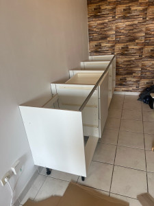 Photo de galerie - Pose de cuisine avec création réseau électrique + prise