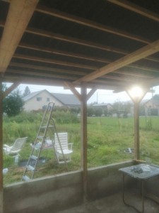 Photo de galerie - Terrasse couverte :
Coulage d'une chape
Installation des poteaux, lumieres
Montage du mur et du toit