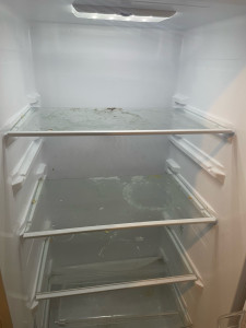 Photo de galerie - Frigo avant nettoyage 