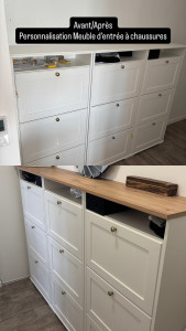 Photo de galerie - Découpe d’une planche en bois pour personnaliser ces 3 meubles à chaussures à l’entrée, sur mesure