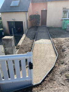 Photo de galerie - Réalisation d’une allée en béton désactivé avec chaînettes de pavés + retenue de terre en palis d’ardoise