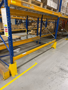 Photo de galerie - Remplacement de plots de protection de racks.