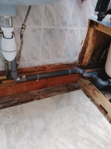 Photo de galerie - Suppression de l’ancienne évacuation du lavabo + de la baignoire pour refaire une nouvelle évacuation.