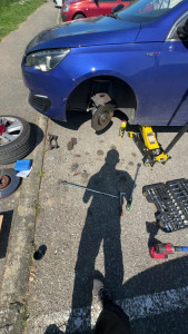 Photo de galerie - Changement de disques et plaquettes de frein AV Peugeot 308 GT Line en déplacement