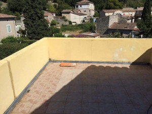 Photo de galerie - Pour 50€ , nous lui avons passez le karcher , son mur maintenant est propre et lui permettra de profiter de sa terrasse dans le confort visuel .