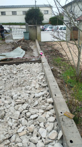 Photo de galerie - Préparation du coulage d'une terrasse à deux niveaux avec pente vers le trottoir 