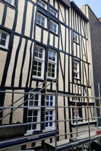 Photo de galerie - Rénovation d’un immeuble du XVIIe siècle à pans de bois.
Un travail dans le respect des matériaux et du patrimoine.