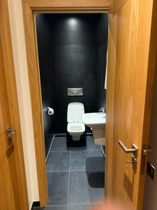 Photo de galerie - Wc suspendu lave main suspendu peinture noir satinée 