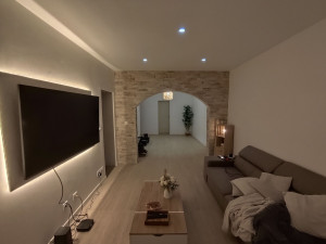 Photo de galerie - Rénovation complète salon + salle à manger 
-Pose isolant et BA13 + peinture 
-Pose carrelage 120x60
-Réalisation support Tv avec LED intégré 
-Pose de briquette de parement sur l'arche 
-Reprise complète de l'électricité 