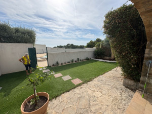 Photo de galerie - Pose des dalles gravillonner - plus aménagement de la parties basses le long du mur blanc. Plantation 