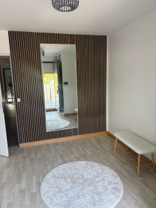 Photo de galerie - Pose des tasseaux et du miroir. 